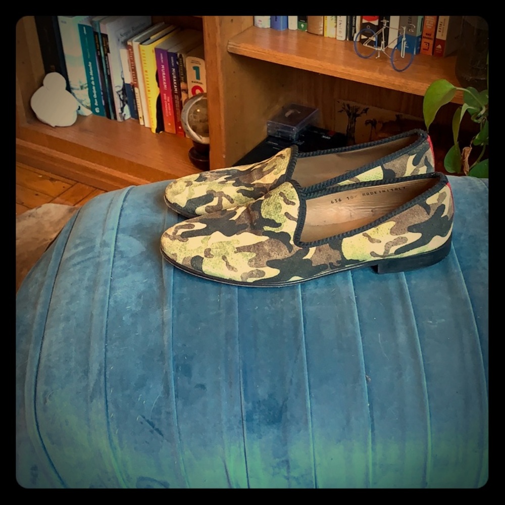 Del Toro Prince Albert slippers in camo.